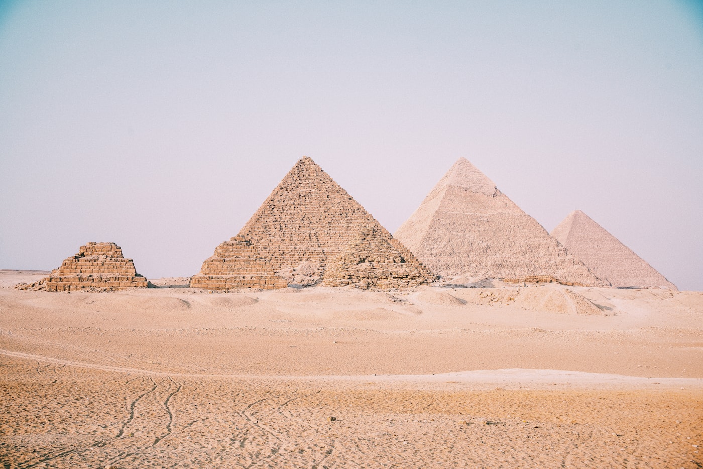Pyramides au soleil bas